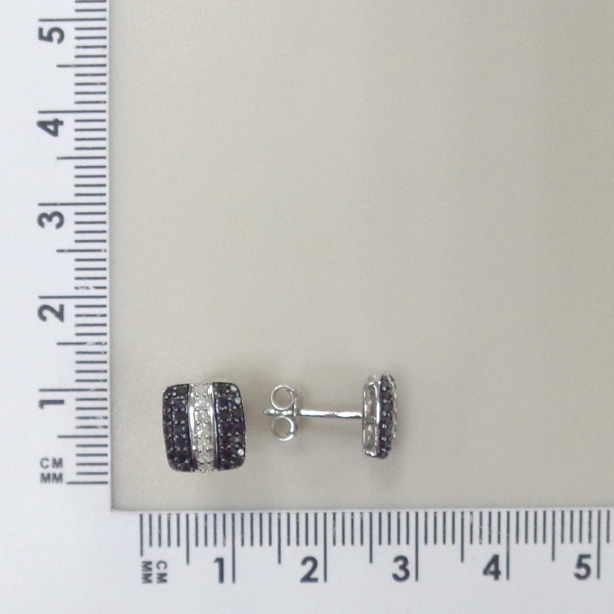 Серебряные серьги-пусеты с бриллиантами